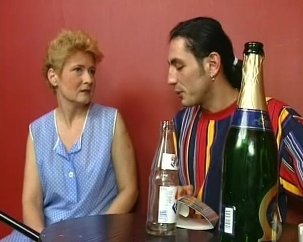 German Homemade: Vieja rubia de Alemania follando en el bar