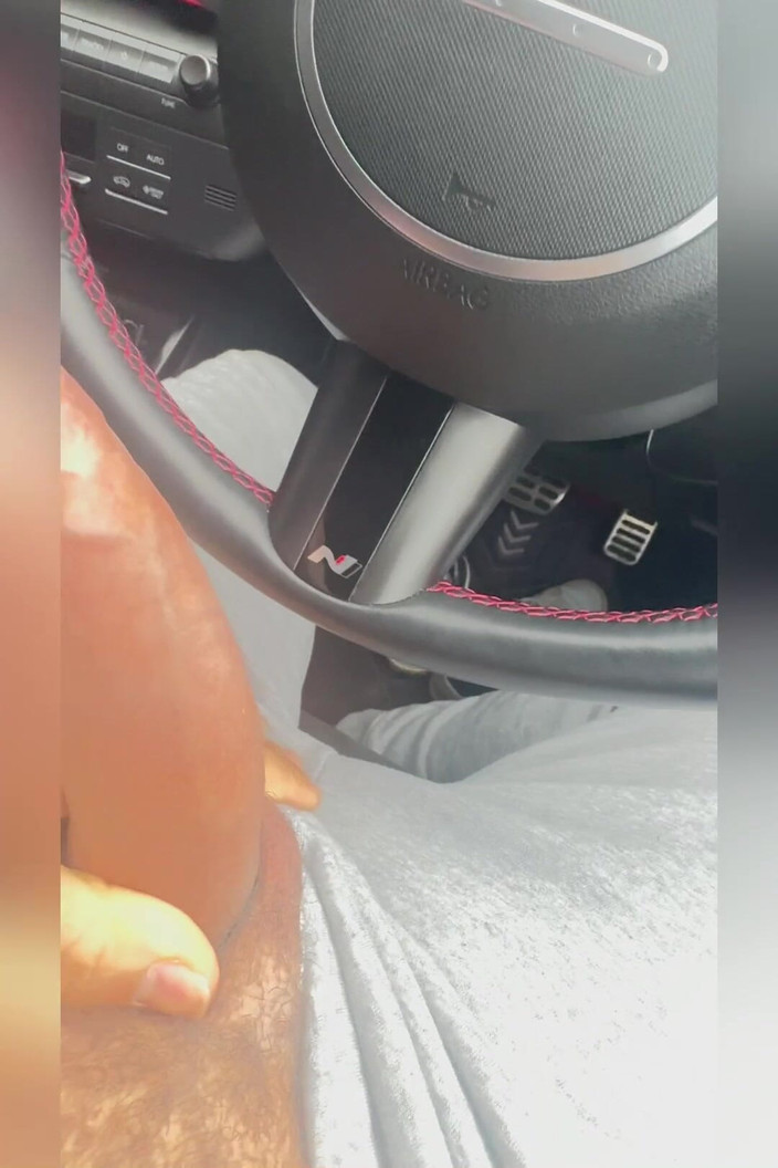 Kadu: J’exhibe mon énorme bite pour le chauffeur de camion