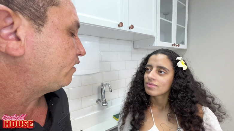 CuckoldHouse: Denna brunett med en hårig fitta kysste sin cuckolded make...