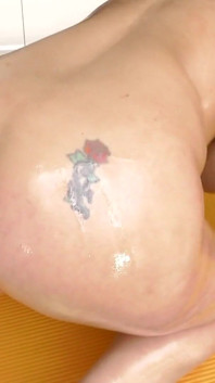 Jasmine de Lanunay, MILF pulpeuse, huile ses gros seins
