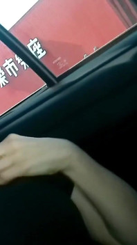 Masturbasi siang-siang di dalam mobil