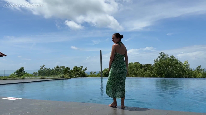 Princess Monica: Opalanie na publicznym basenie w Micro Bikini, cycki, cipki