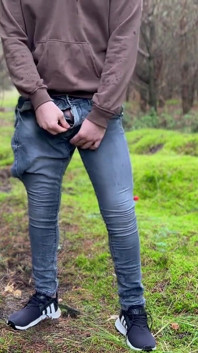Ich versuche, mich aus meiner hose zu befreien, sie zieht sich aus und läuft weg