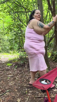 숲에서 뚱뚱한 창녀를 보고 있는 소름 끼치는 모르는 녀