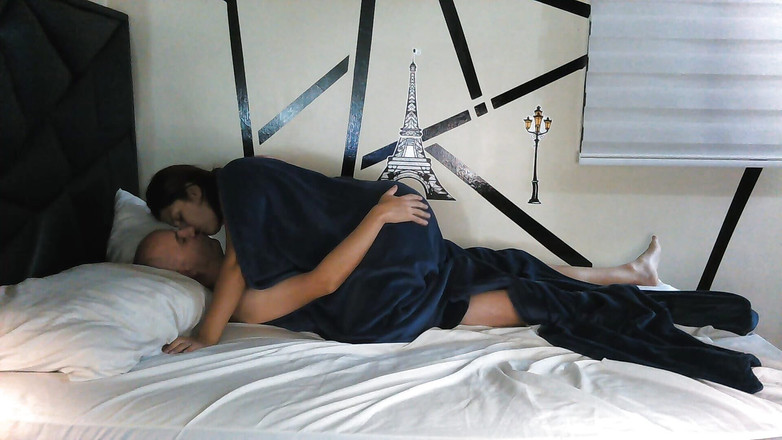 Scarletttejones: Hamile kadın yatmadan önce biniyor