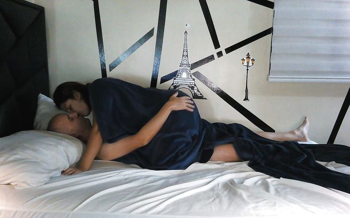 Scarletttejones: Mulher grávida cavalgando antes de dormir