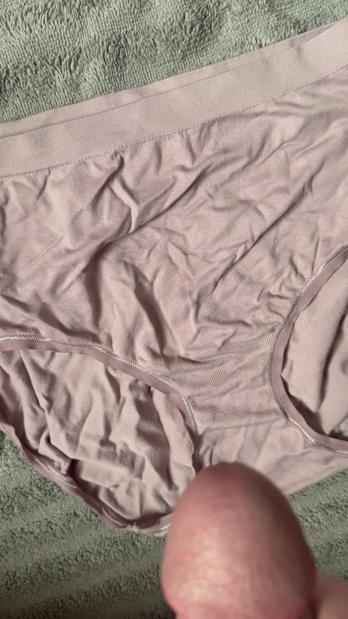 CumDaily: Pancutan mani pada seluar dalam isteri 8