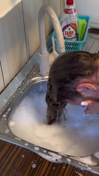 Lavaggio dei capelli con il liquido di inghiottitoio della cucina