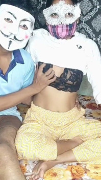 La gruesa polla del hermanastro mayor se insertó por toda mi boca, luego su hermanastro me frotó mi pequeña cogida suave.