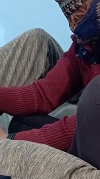 Hintli kadın çok iyi bir elle muamele ile devar'a mastürbasyon yapıyor