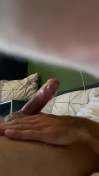 Masturbándome en la cama y corrida por ti mostrando mi polla afeitada.