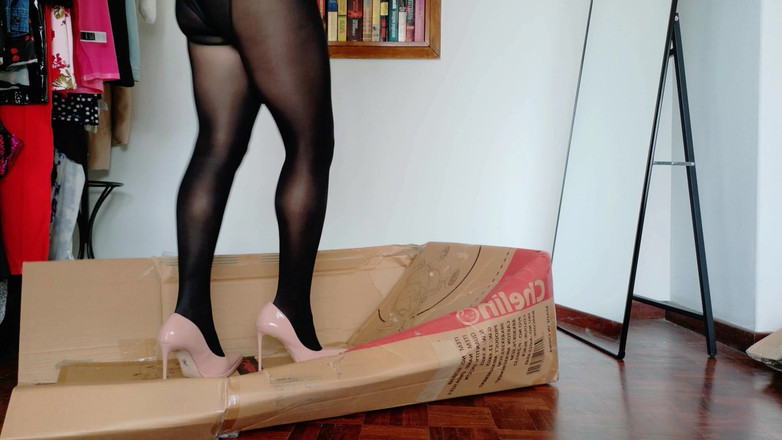 Kinky Lyrical: Menghancurkan kotak - dengan stoking nilon dan stilettos