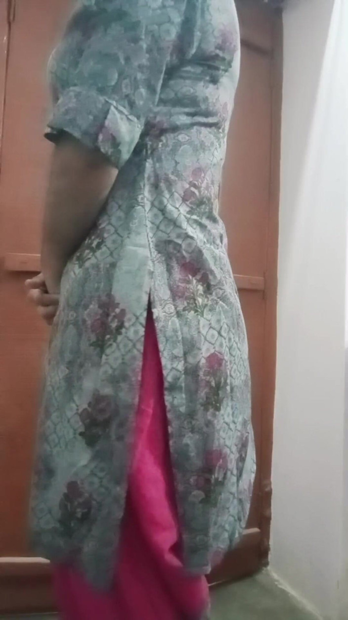 Gaurisissy: Indian Gay Crossdresser Gaurisissy arătând ca o gospodină în Salwar Kurta...