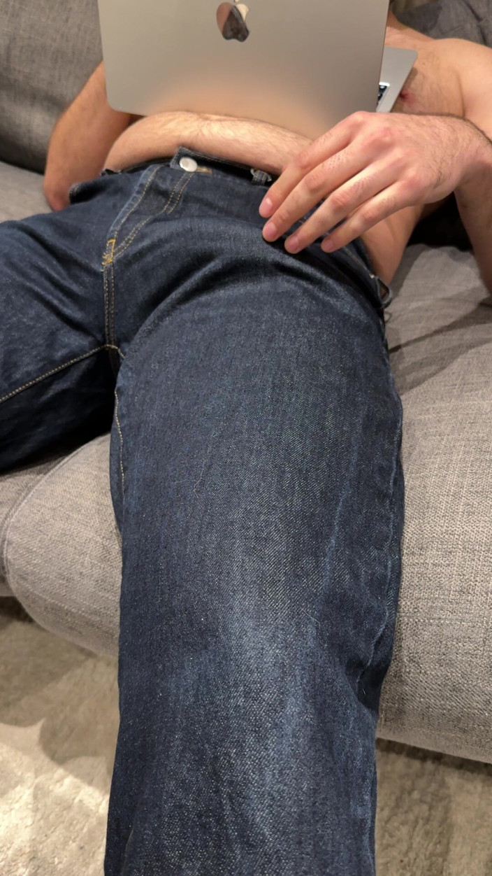 Cock in Jeans: Mă uit la porno în blugi strâmți - Ejaculând pe mine