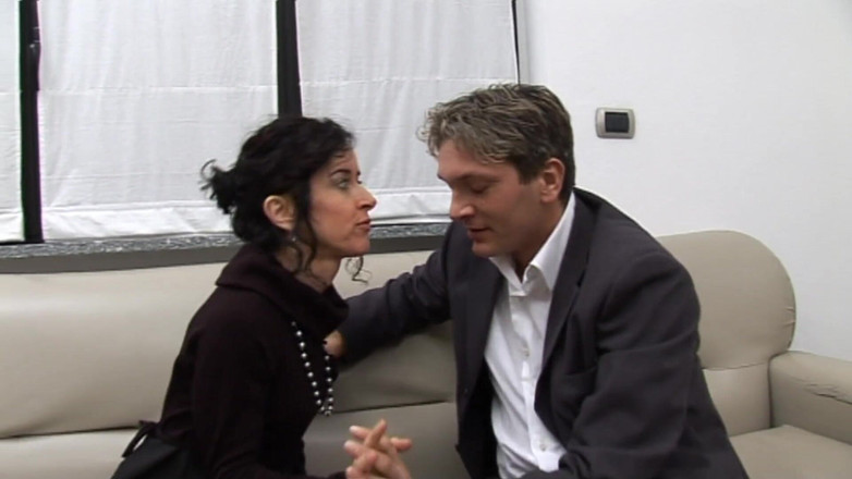 Milf in Love: Pelacur Italia berambut cokelat panas