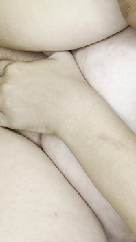 Paroháč manžel sleduje manželku, která miluje anální sex, má sex s jinými muži