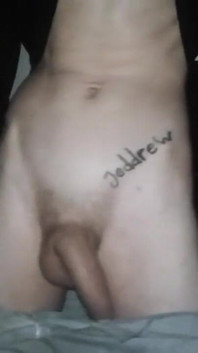 Chico aceitado masturbándose hasta temblar y correrse