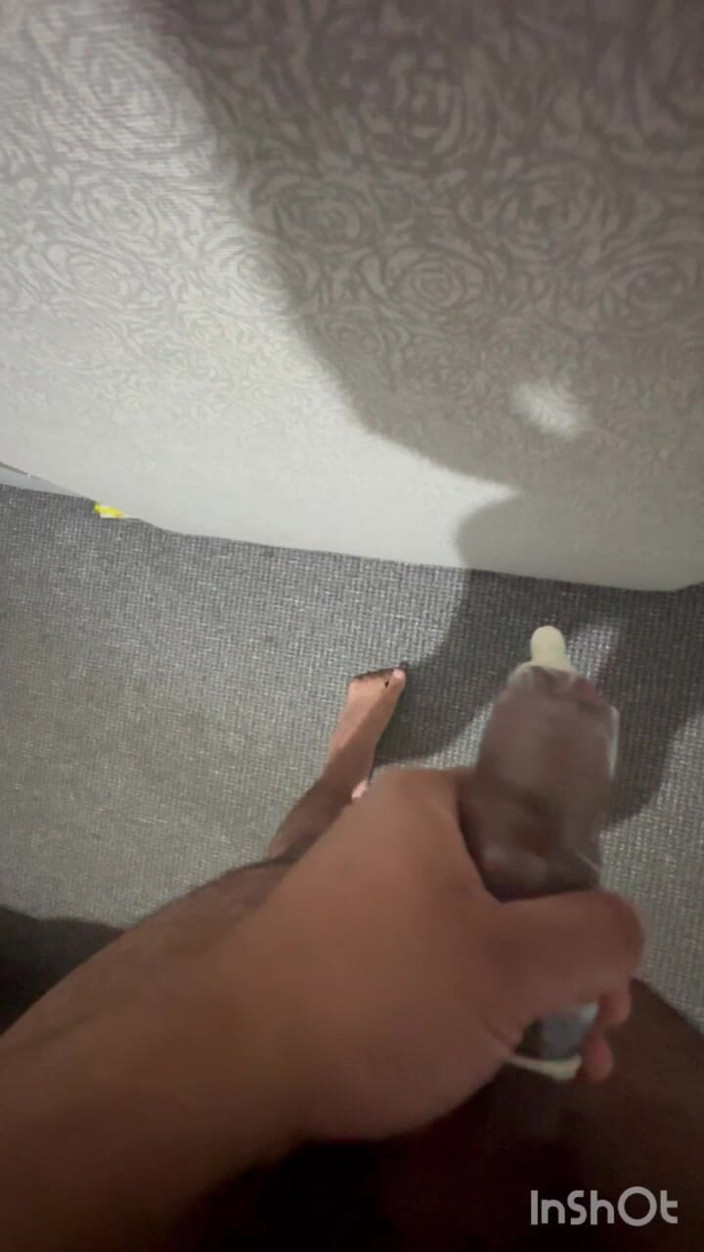 Dick dank: 少年がコンドームで自慰行為をしている