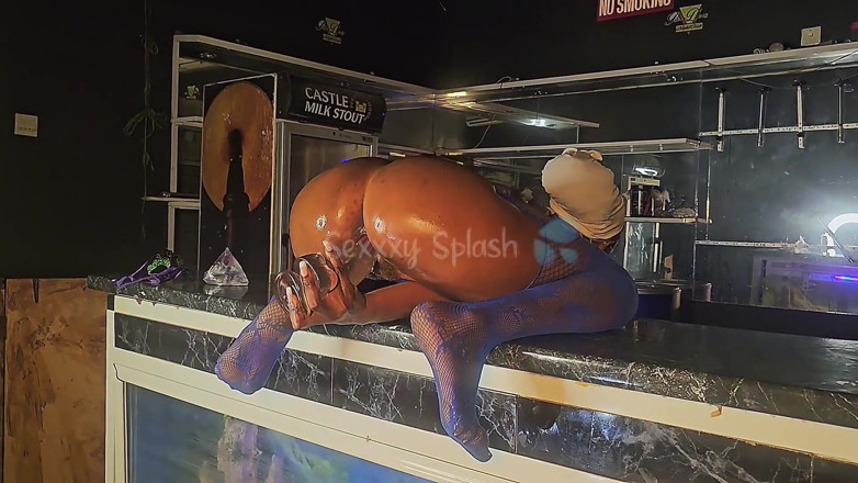 Sexxxy splash official: Une black à gros cul twerke en levrette en résille