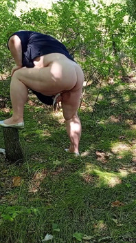 Stiefmoeder in het park masturbeert haar poesje tot een krachtige spuit