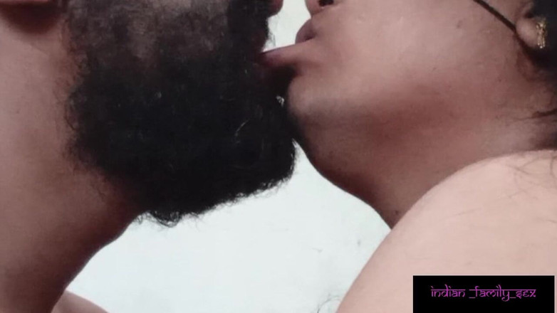 Indian IFS: Üvey anne üvey oğlunu öpüyor