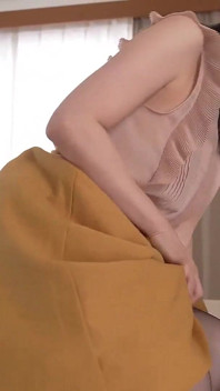 Macecha mé přítelkyně má nenasytnou sexuální aundičku a ona s exac.tajně jí znovu a znovu dává mého tvrdého ptáka. Chatper 1