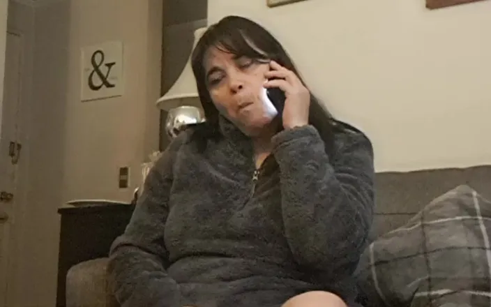 Mommy big hairy pussy: Cell Phone Call Causes MILF to Masturbate