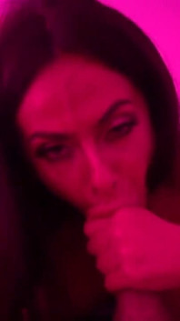 Latina-Stripperin Kiki Klout wird an der Broward Tankstelle von Millionär Teddy Tarantino abgeholt