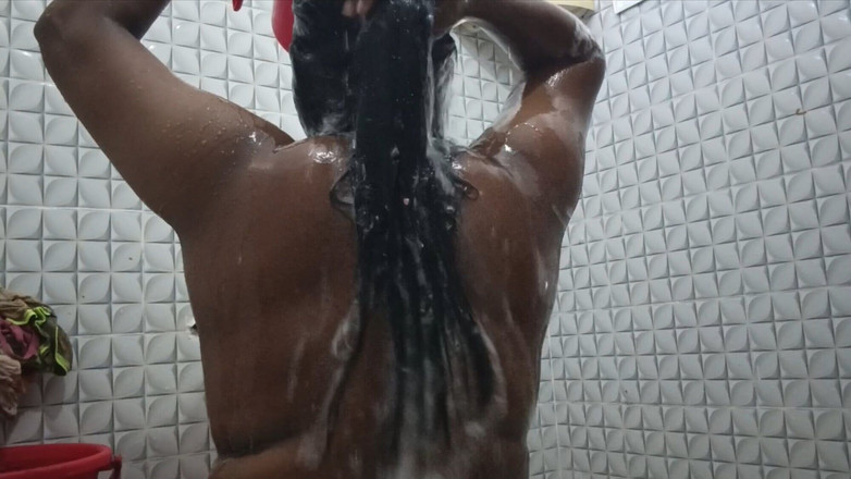 Skakoi: 热辣的印度美女独自在浴室里洗澡