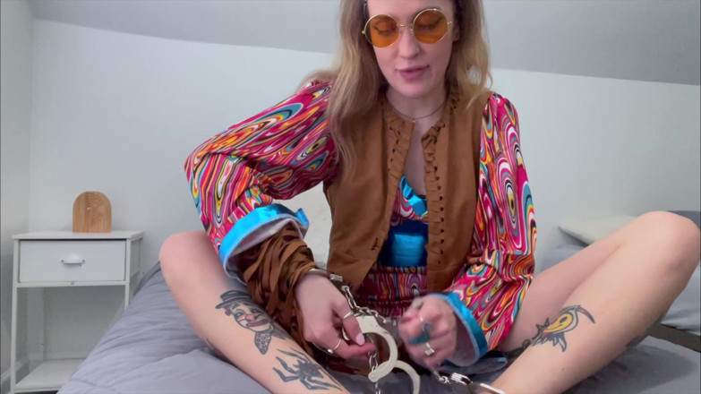 Kink in Time: Sutton Groovy anni '60 auto-bondage Fantasy 4K POV Restrizioni aspetta!
