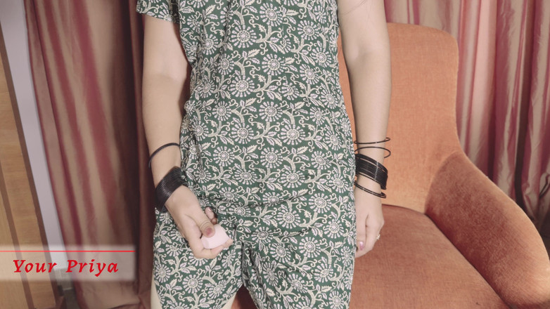 Your Priya: Hete meid Priya geniet van vibrator als de eigenaar hem...