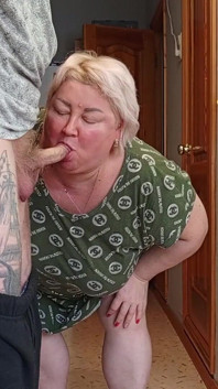 Schwiegermutter hat einen schluck sperma nach wichsen und blowjob