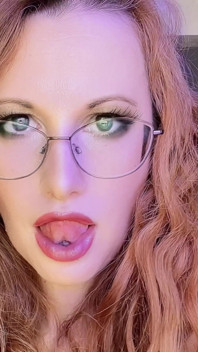 Ruiva milf fala putaria e brinca com seus lábios sensuais e rosto com tesão