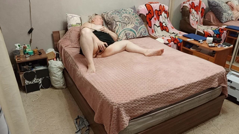 Zona901: Sousedka tahá velká prsa a hladí velkou chlupatou kundičku