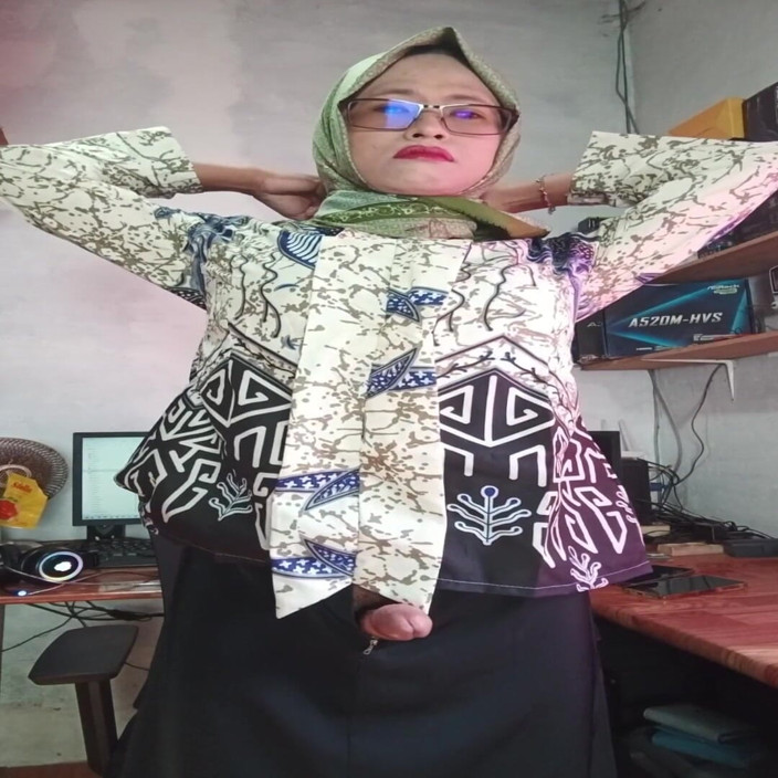 Mitha Zhe: La sexy trans hijab si masturba il suo cazzo duro
