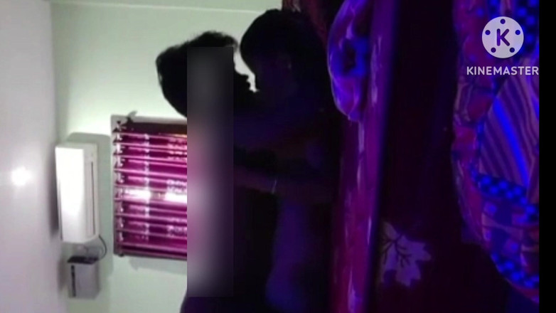 Indian porngirl: スマン・バビと隣人のボーイフレンドとのセックス