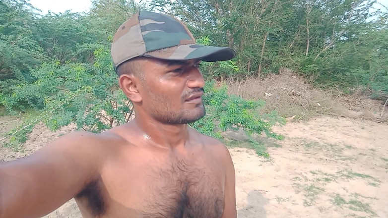 KUMBHA MANOJ KUMAR: Vol zweet op het gezicht van de jongen, vol zweet...