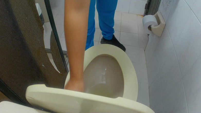 pampammedallo: नर्स के बाथरूम में मस्त जेट
