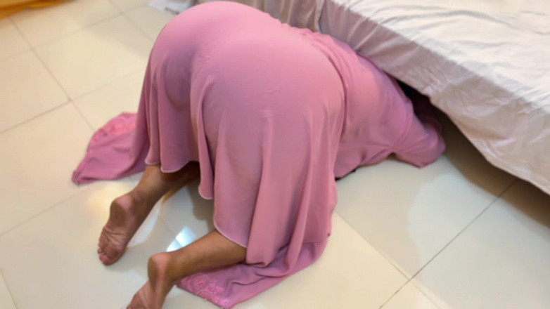 Aria Mia: Egípcia rabuda e madrasta gostosa presa debaixo da cama, então...