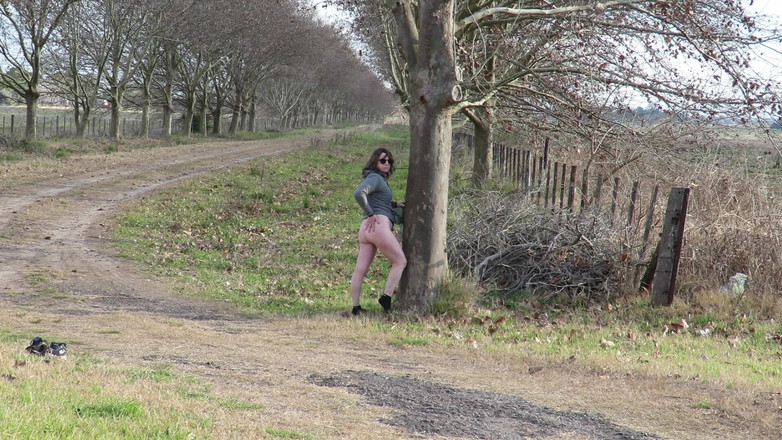 Milfcamsex: Patricia visita la granja por primera vez y se desnuda