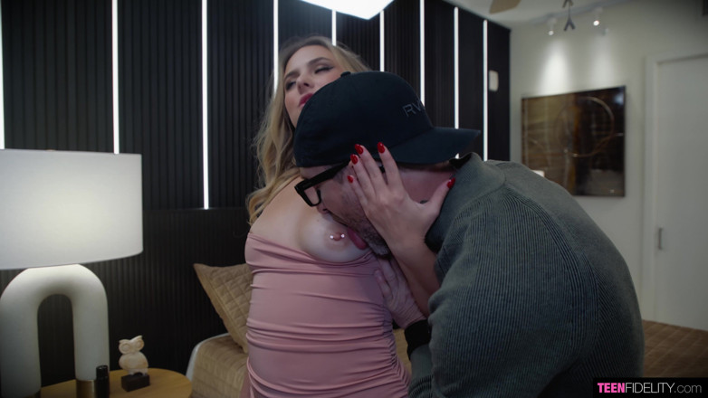 Teenfidelity: Aria Banks es muñecada para ser