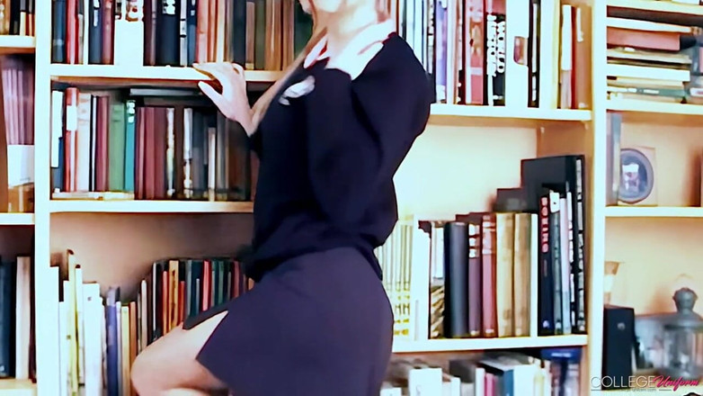 College Uniform: ジュリア・クラウンをフィーチャーした本