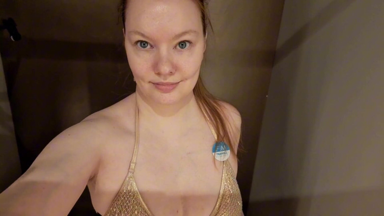 Lady Inari: フィッティング - 更衣室の金色の水着