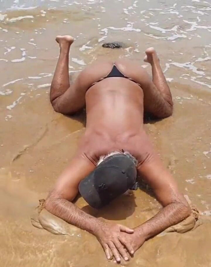 Ladysilvas: Ladysilva travestiet bikini op het strand wat een hete kont 06