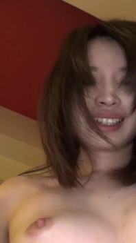 她是一个成熟的女大学生，但她也是一个完全的荡妇，她潮吹