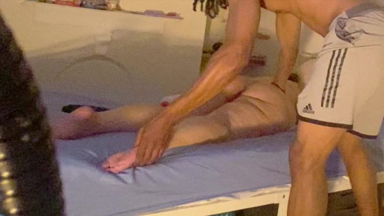 Daddykane: Milf quente recebe massagem com óleo na cama Preto touro esfrega óleo...