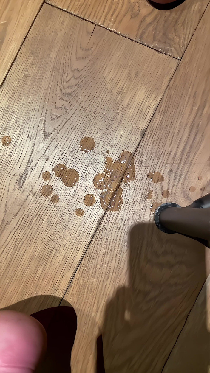 NakedFoxx: Masturbare riscantă în camera de probă: următorul tip curvă mă aude...