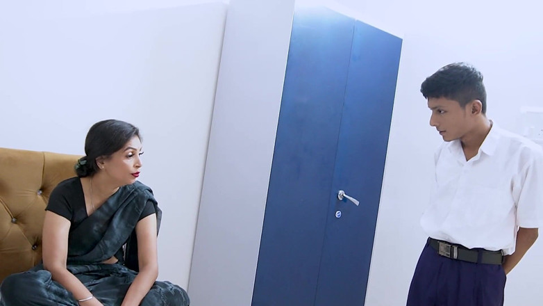 Your dream girl: Pelajar desi mengongkek cikgu seksinya semasa dia datang bersendirian untuk...