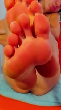 Myla_angel pokazuje swój tyłek, rozciągając się, rozprzestrzeniając i palcując jej piękną cipkę i tyłek!
