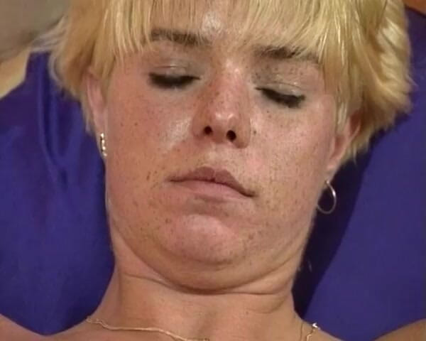 YOUR FIRST PORN: La piccola Jenny deve davvero pisciare